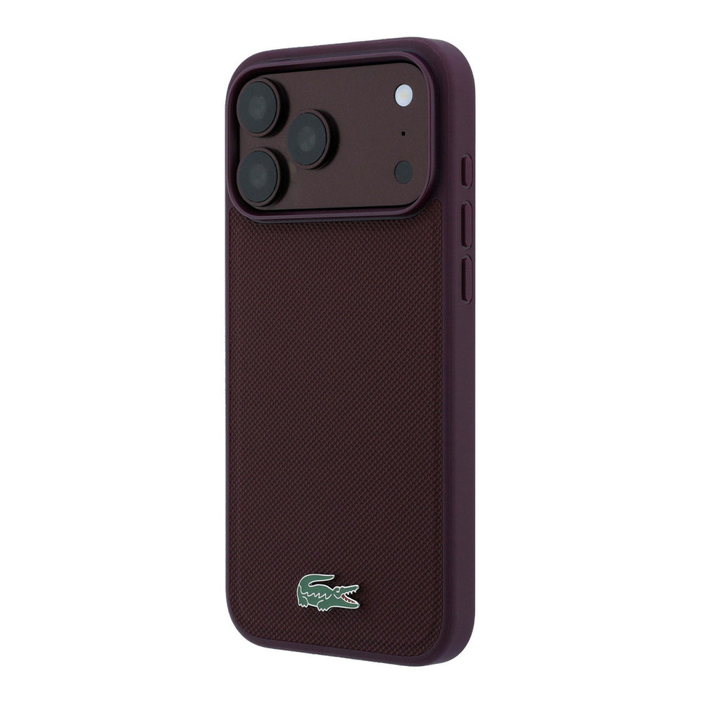 Bordeauxkleurig Lacoste telefoonhoesje met krokodillenlogo, schuin van achteren