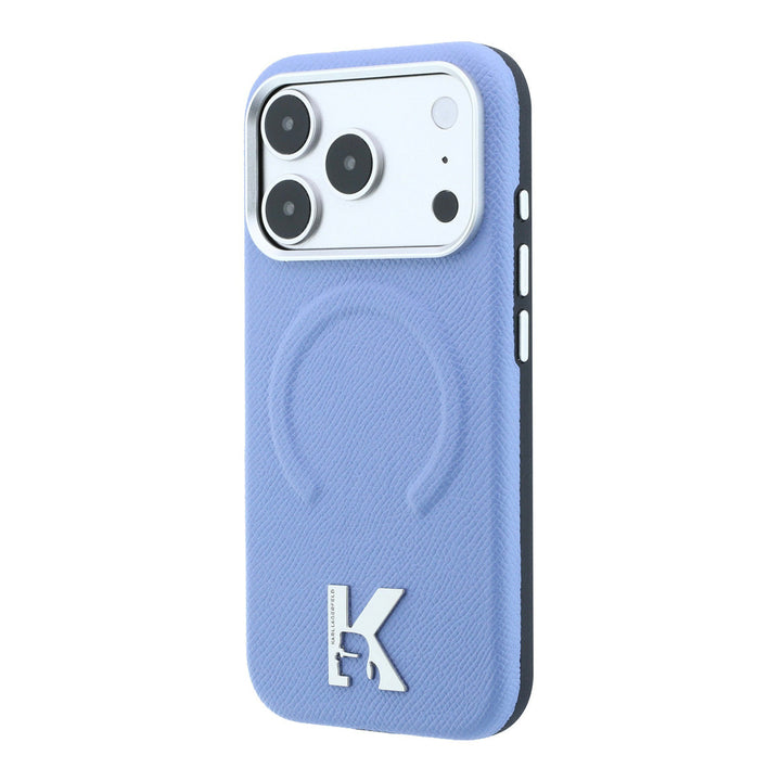 Lichtblauw Karl Lagerfeld telefoonhoesje met ingedrukt ringpatroon en K-logo, schuin van achteren