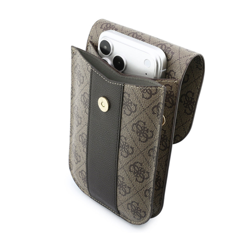 Geopende bruine Guess telefoontas met telefoon en drukknoop
