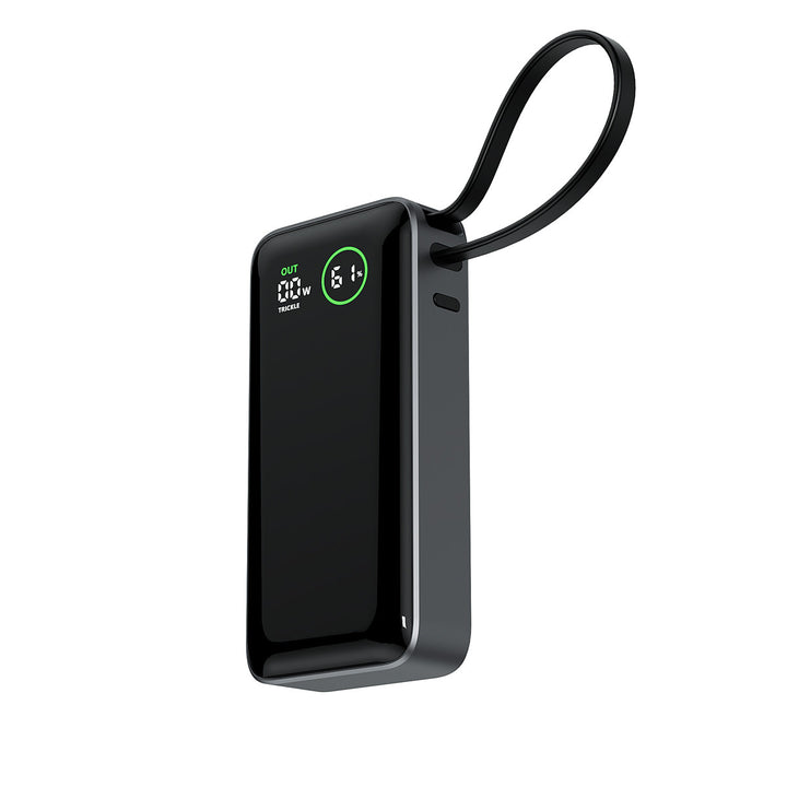Zwarte TUNIQ powerbank rechtop met kabel als lus en digitaal scherm