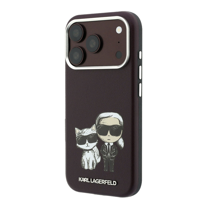 Bordeauxrood Karl Lagerfeld telefoonhoesje met figuren van Karl en Choupette, schuin van achteren