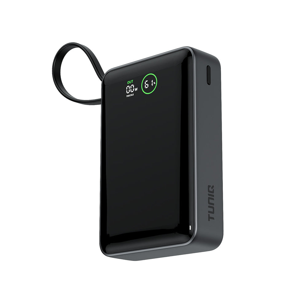 Zwarte TUNIQ powerbank rechtop met kabel als lus en digitaal scherm