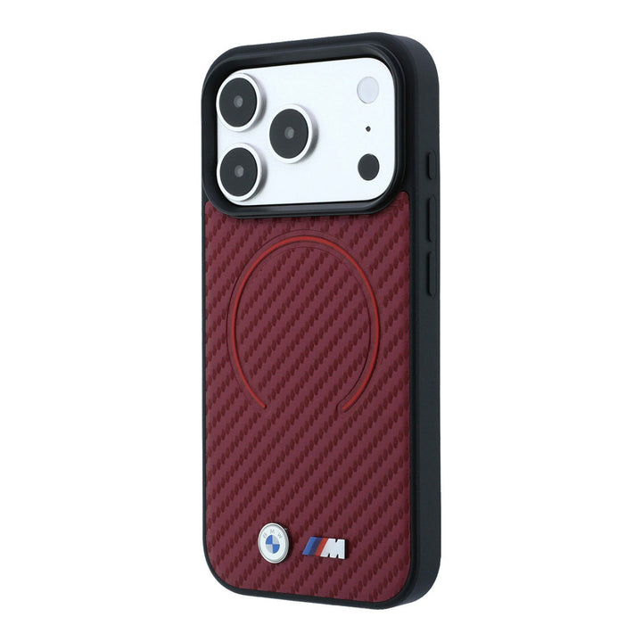 Rood BMW telefoonhoesje met diagonaal patroon, ringmarkering en M-logo, schuin van achteren