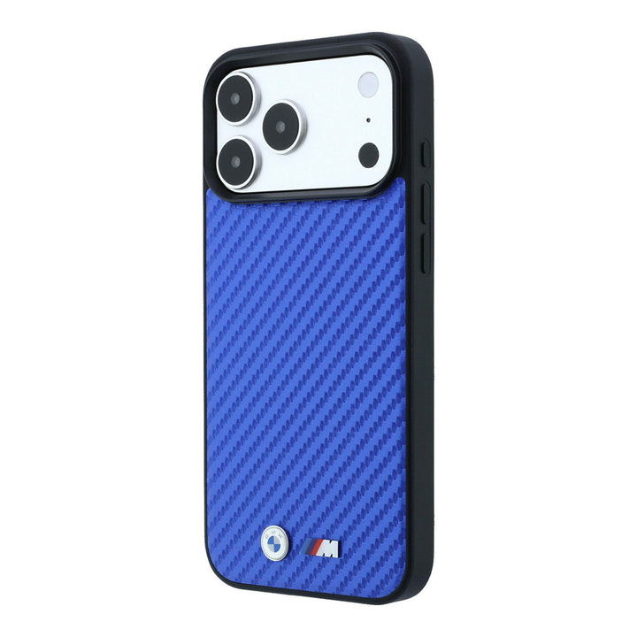 Blauw BMW telefoonhoesje met diagonaal patroon, zwarte rand en M-logo, schuin van achteren