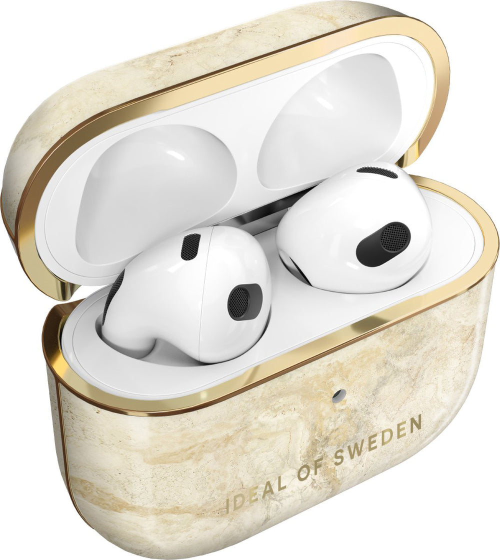 Geopend iDeal of Sweden AirPods-hoesje met oordopjes en beige marmerpatroon