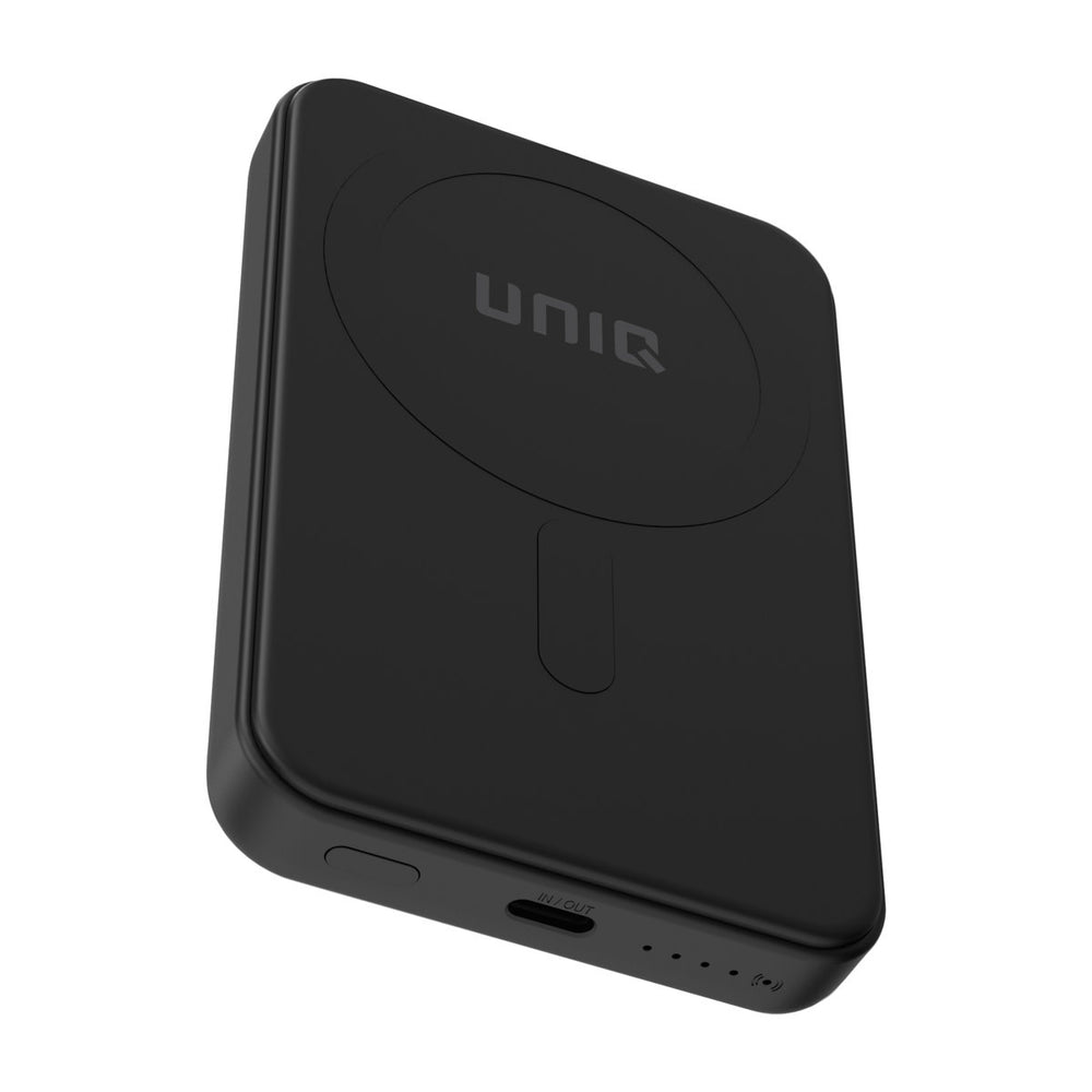 Zwarte TUNIQ powerbank schuin met oplaadaansluiting en indicatielampjes