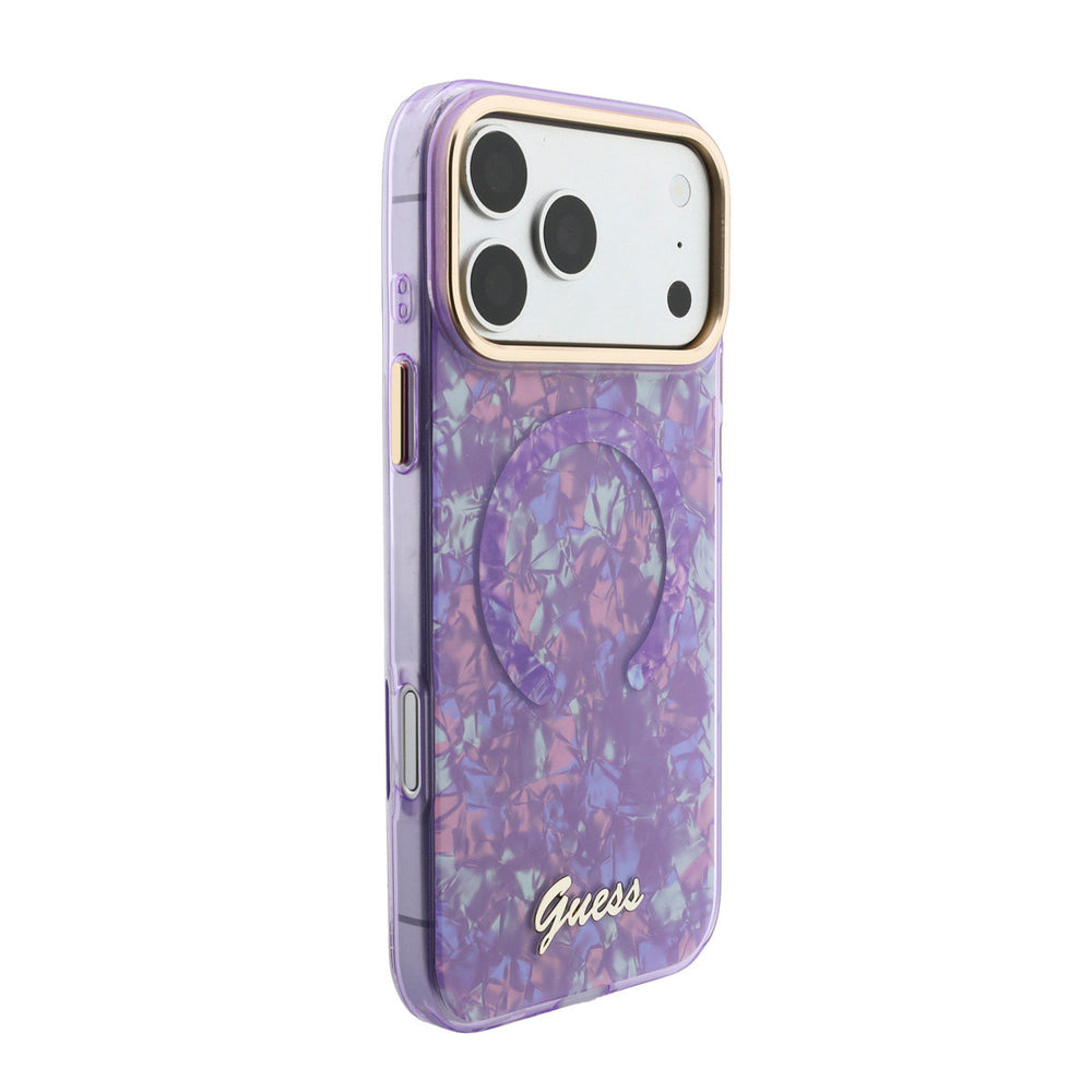 Paars Guess telefoonhoesje met parelmoerpatroon, ring en schriftlogo, van achteren