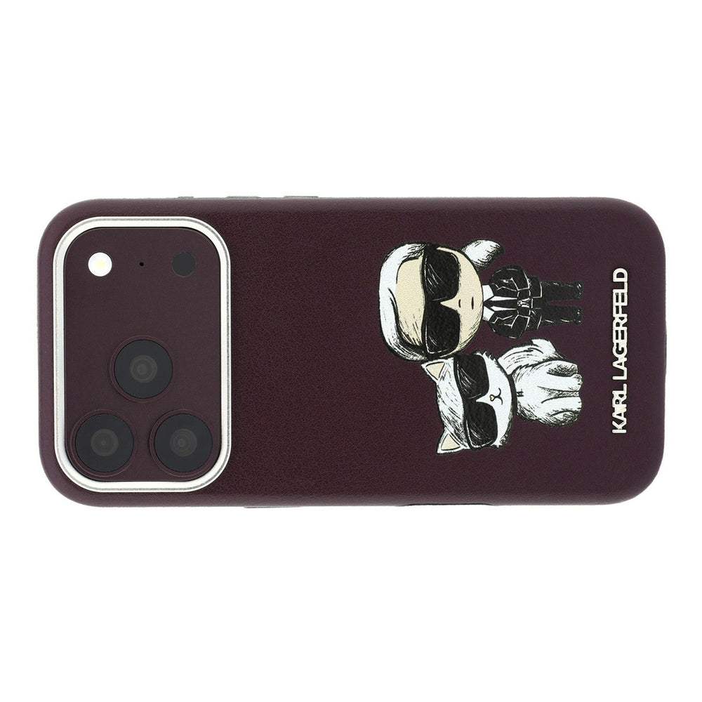 Bordeauxkleurig Karl Lagerfeld telefoonhoesje met figuren van Karl en Choupette, horizontaal van achteren