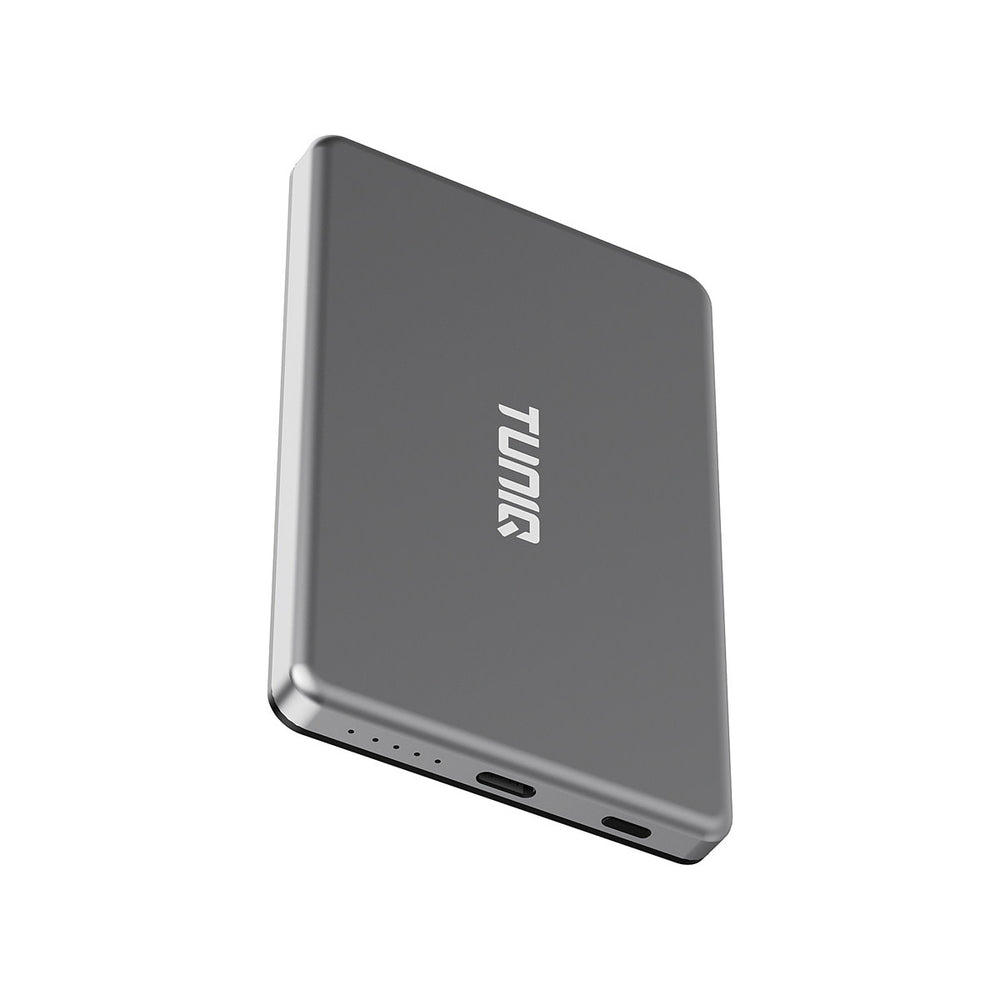 Achterkant van grijs-zwarte TUNIQ powerbank met logo en aansluitingen