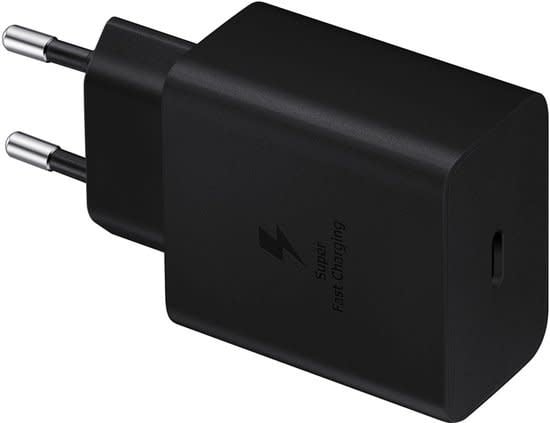 Zwarte Samsung USB-C-adapter schuin liggend met zichtbare stekkerpinnen