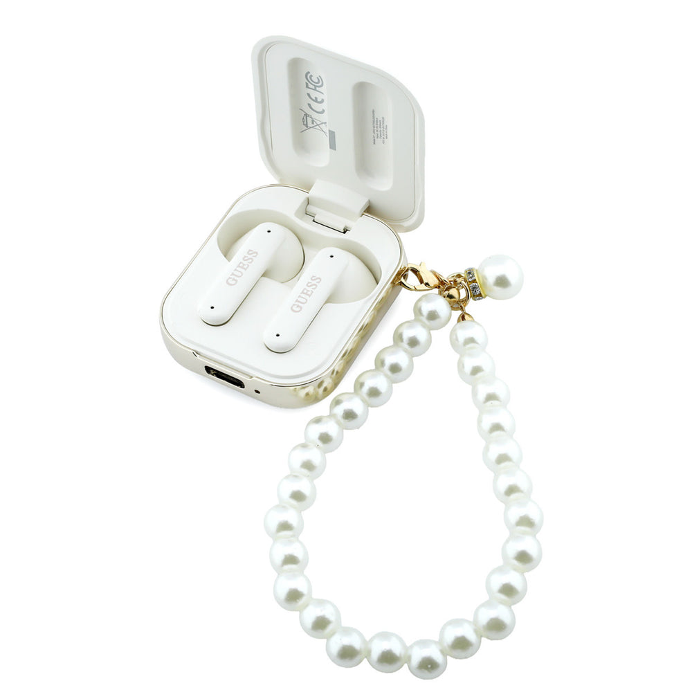 Geopende witte Guess oplaadcase met oordopjes en parelkoord