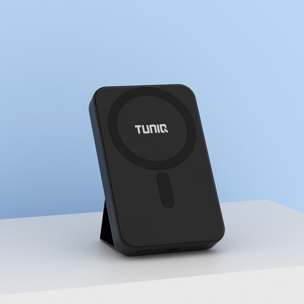 Zwarte TUNIQ powerbank rechtop op lichtblauwe achtergrond