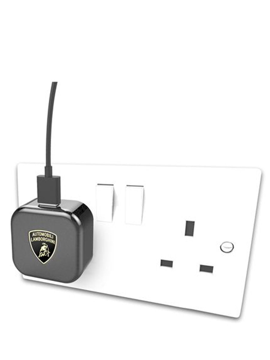 Zwarte Lamborghini USB-adapter met aangesloten kabel in een stopcontact