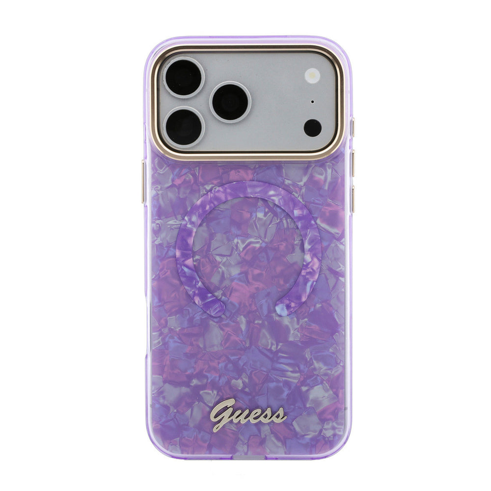 Paars Guess telefoonhoesje met parelmoerpatroon, ring en schriftlogo, vanaf de andere zijkant