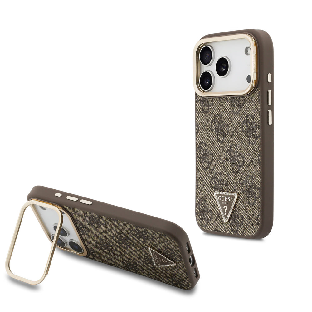 Bruin Guess telefoonhoesje met 4G-patroon en driehoekslogo, als horizontale telefoonstandaard met uitgeklapte camerarand
