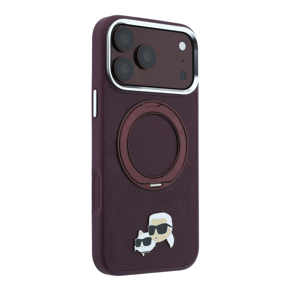 Bordeauxkleurig Karl Lagerfeld telefoonhoesje met hoofden van Karl en Choupette met ingeklapte ringstandaard, schuin van achteren
