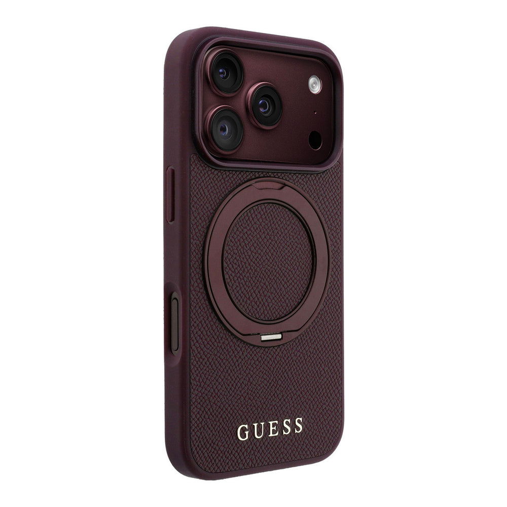 Bordeauxkleurig Guess telefoonhoesje met ingeklapte ringstandaard, schuin van achteren