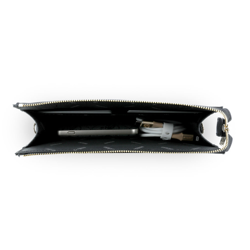Geopende zwarte Guess telefoontas met telefoon en accessoires