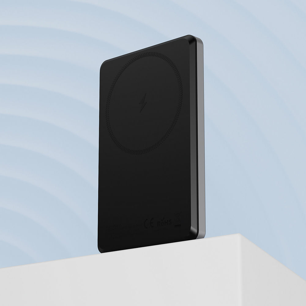 Zwarte TUNIQ powerbank rechtop op een lichtblauwe achtergrond