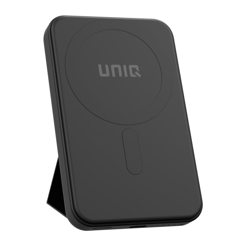 Zwarte TUNIQ powerbank met uitgeklapte standaard