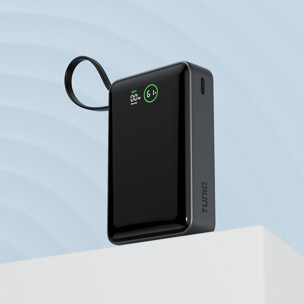 Zwarte TUNIQ powerbank met kabel als lus op lichtblauwe achtergrond