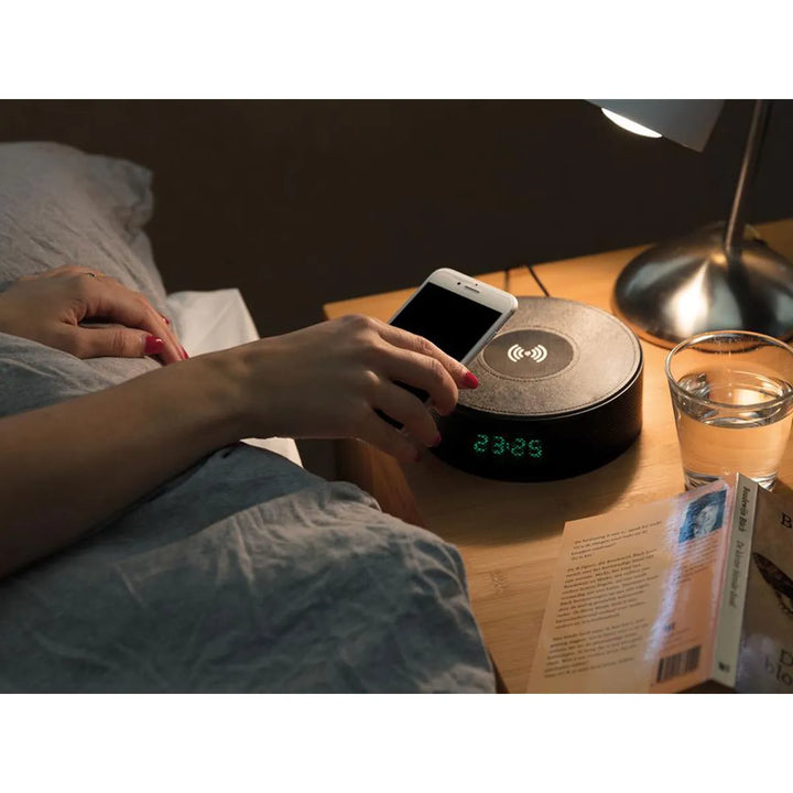Draadloze Oplader met Bluetooth Speaker & Alarmklok – 5W Qi Wireless Charger – FM Radio – Handsfree Bellen – Zwart-Ilumina Benelux