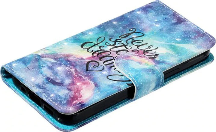 iPhone 13 Pro Hoesjes – Bookcase Portemonnee Hoes – Magneetsluiting – Pasjeshouder – Dreaming Universe Print-Ilumina Benelux