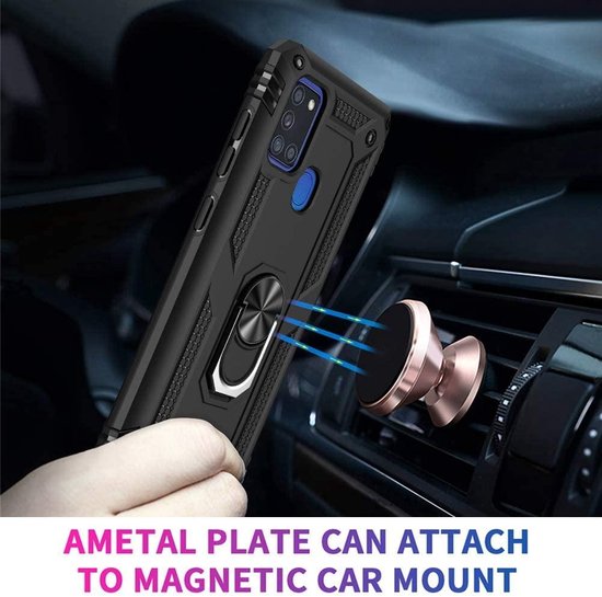 Zwart schokbestendig ring armor hoesje voor Samsung Galaxy M21, bevestigd aan een goudkleurige magnetische autohouder.