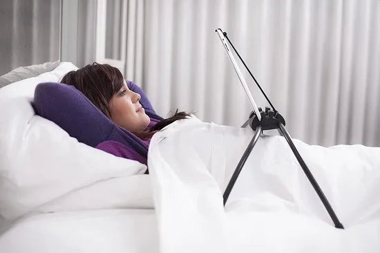 Tablethouder bed – Verstelbare tablet standaard – Universeel – Voor bank & oneffen oppervlak – Zwart-Ilumina Benelux