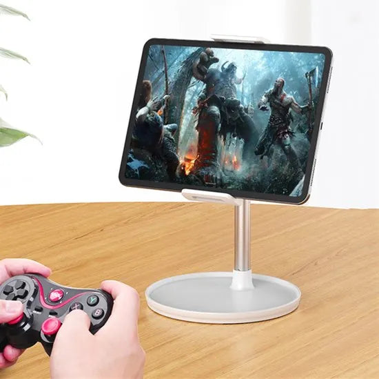 Tablet met actiespel op zilverkleurige tafelstandaard naast een roze controller